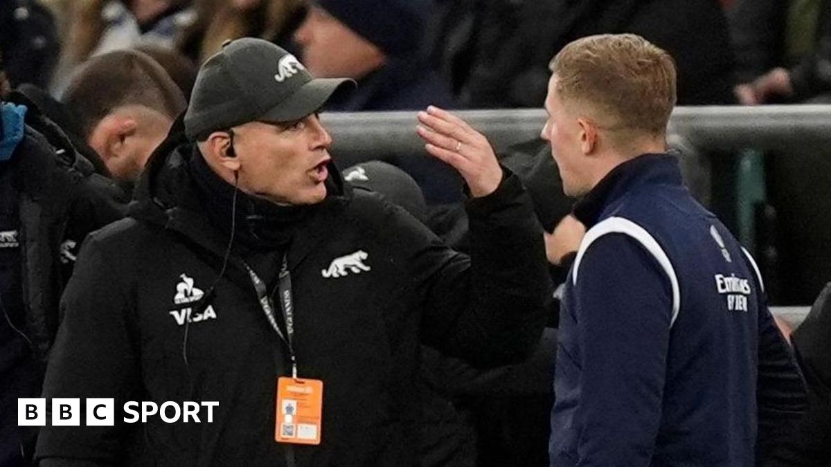 Felipe Contepomi speaks to officials