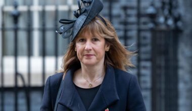 London slips as UK economy contracts in blow to Rachel Reeves ahead of budget