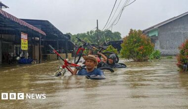Asia extreme weather: Ninety dead in Indonesia floods as cyclone displaces thousands in Sri Lanka