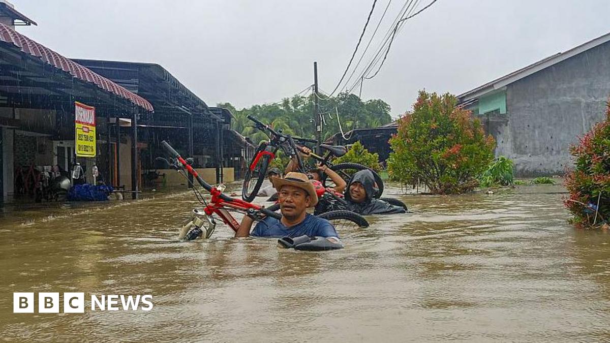 Asia extreme weather: Ninety dead in Indonesia floods as cyclone displaces thousands in Sri Lanka