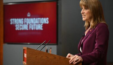 FTSE 100 and US markets slump as earnings cast doubts on valuations