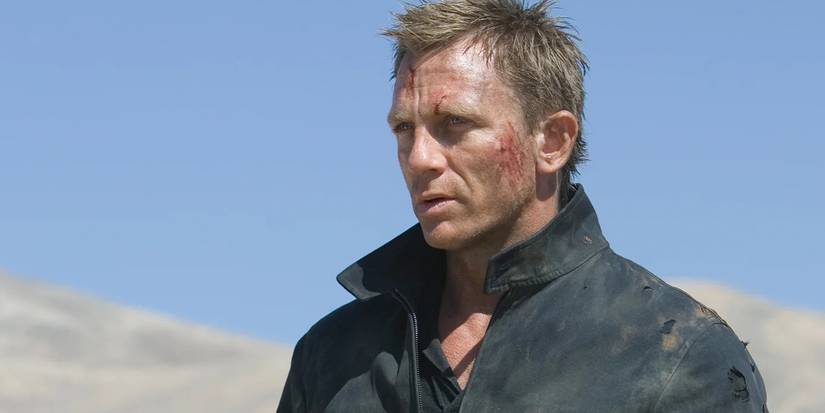 Daniel Craig standing in a desert in James Bond Quantum Of Solace