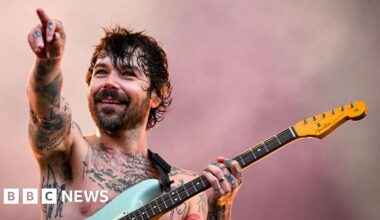 Biffy Clyro scrap US tour over 'genius' visa error