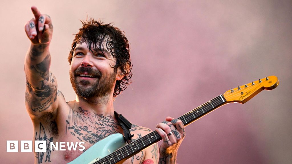 Biffy Clyro scrap US tour over 'genius' visa error