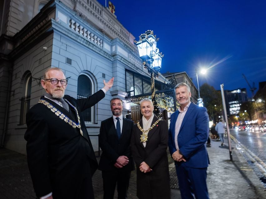 Actor portraying Belfast’s first Lord Mayor, Sir Daniel Dixon, Chris McCracken (Managing Director, Linen Quarter BID), Lord Mayor of Belfast, Councillor Tracy Kelly, and Rob McConnell (Chief Executive, ICC Belfast, Waterfront Hall & Ulster Hall) at the unveiling of the restored Ulster Hall lamp posts.
