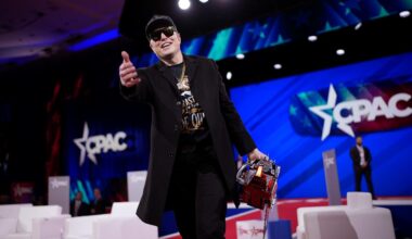 Markets tank as AI bubble fears grow, while Musk celebrates record pay day