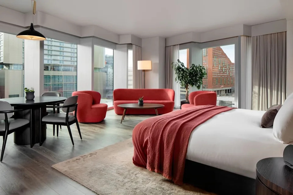  (The Stratford, Autograph Collection)