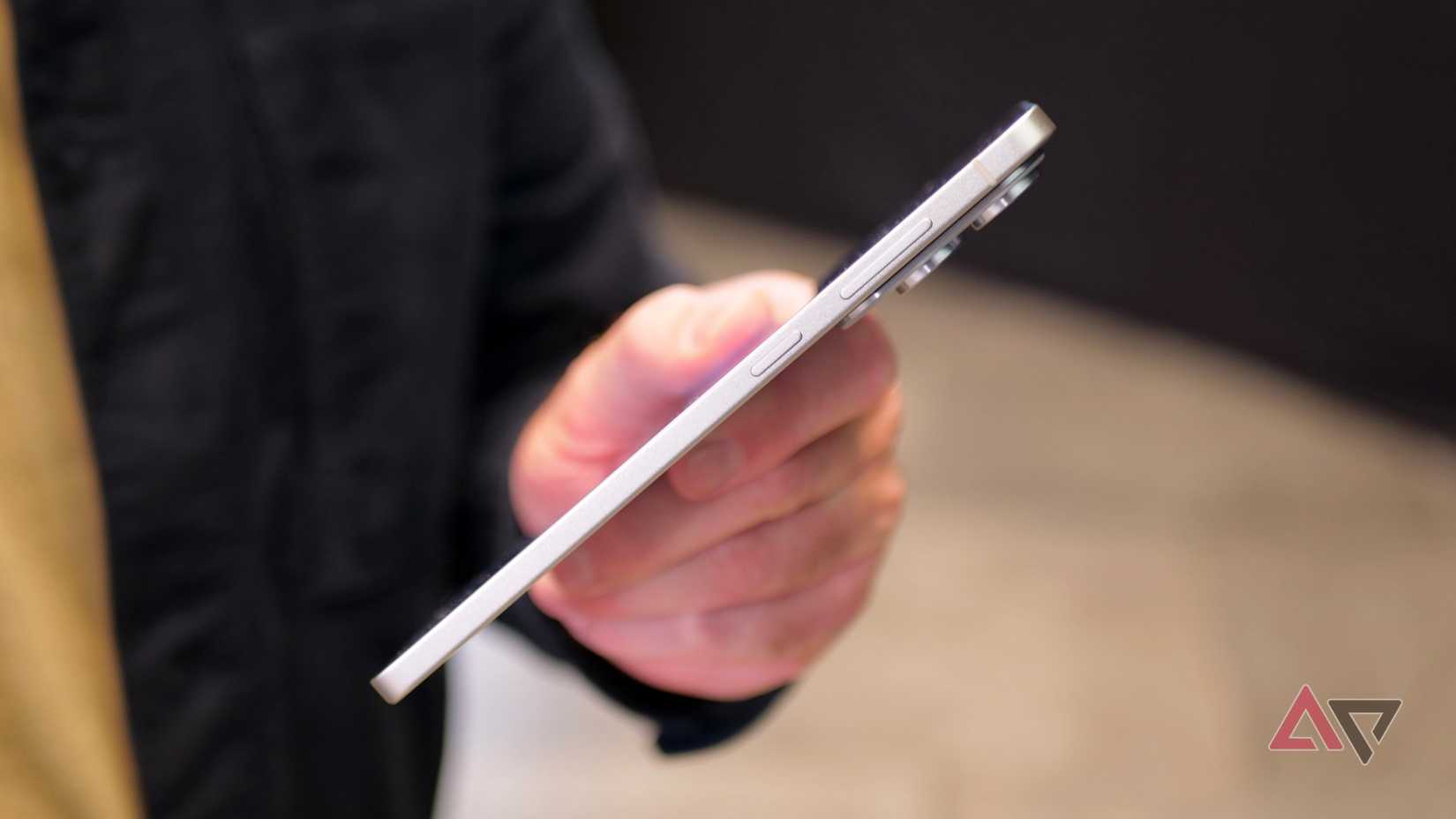 A person holding the Samsung Galaxy S25 Edge
