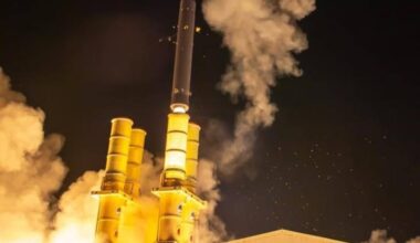 Sweden’s Defence Materiel Administration (FMV) and Saab have signed an updated contract for the two Blekinge-class (A26) submarines, setting new delivery dates for 2031 and 2033. The revised contract brings the total value to approximately SEK 25 billion (about EUR 2.17 billion) and includes additional measures to strengthen long-term supply security in the submarine sector.