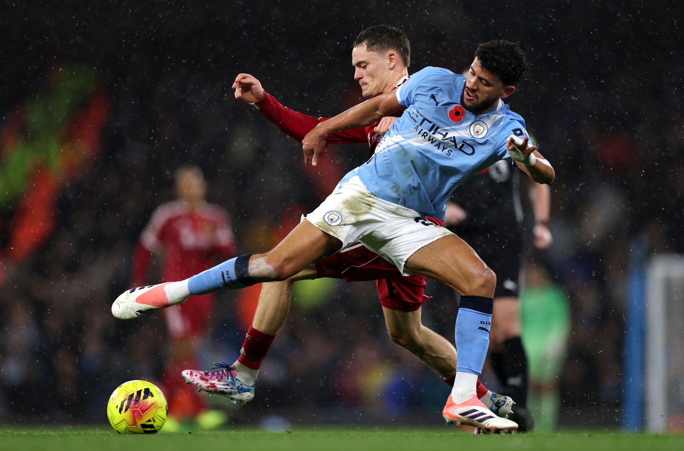 MANCHESTER, ENGLAND - NOVEMBER 09: Florian Wirtz of Liverpool battles for possession with Matheus Nunes of Manchester City during the Premier League match between Manchester City and Liverpool at Etihad Stadium on November 09, 2025 in Manchester, England. (Photo by Michael Regan/Getty Images)