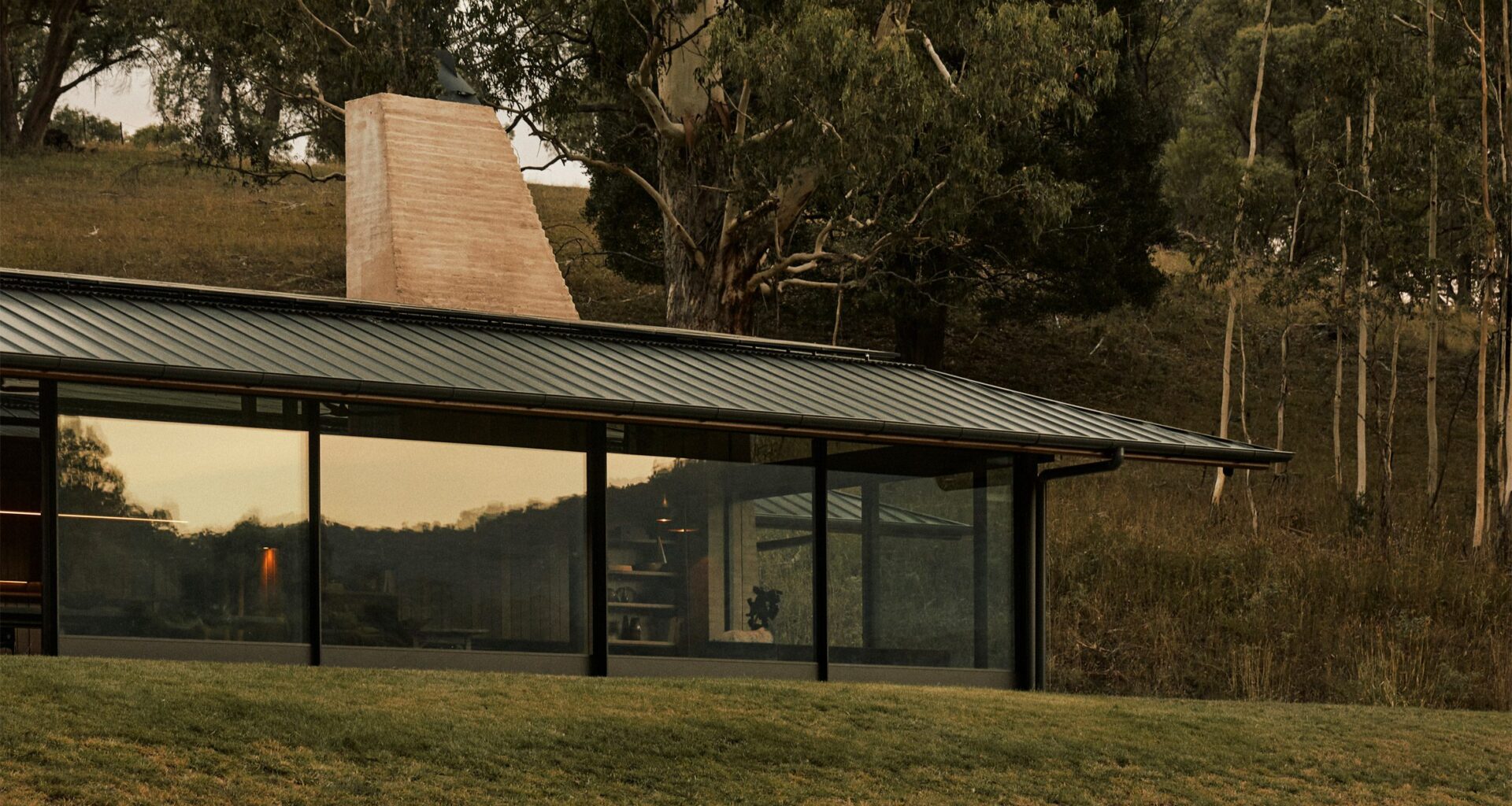 Rob Mills Architecture nestles Howqua River Lodge in Victorian Alps