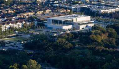 Farshid Moussavi wraps Ismaili Center in Houston with "tapestry in stone"