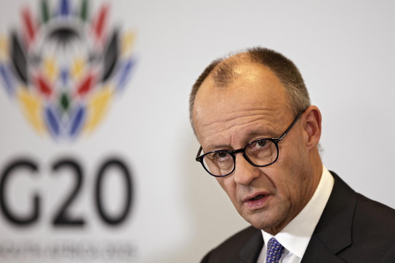 Germanys Vice Chancellor and Finance Minister Lars Klingbeil (L) and German Chancellor Friedrich Merz give a press conference at a hotel in Sandton on Nov. 23, 2025 on the sidelines of the G20 Leaders Summit. (AFP Photo)