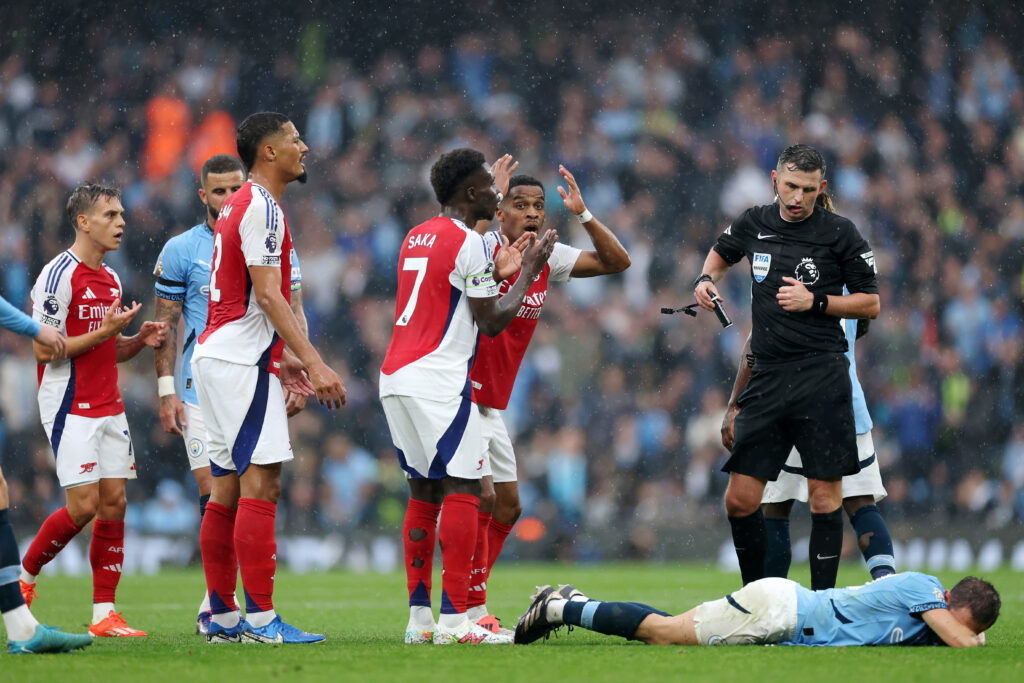 MANCHESTER, ENGLAND - SEPTEMBER 22: Bernardo Silva of Manchester City reacts prior to Referee, Michael Oliver showing a red card to Leandro Trossard of Arsenal during the Premier League match between Manchester City FC and Arsenal FC at Etihad Stadium on September 22, 2024 in Manchester, England. (Photo by Carl Recine/Getty Images)