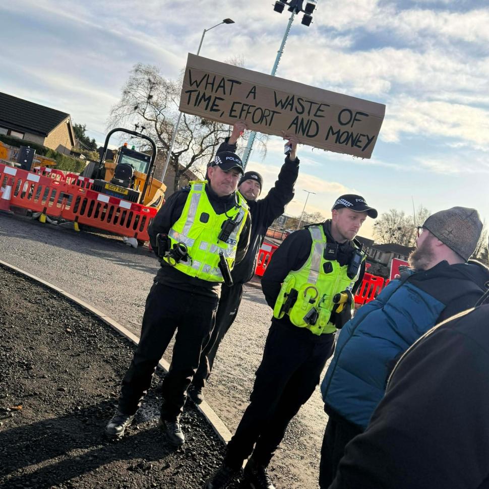 Methil protesters and police