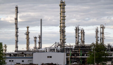 Germany under pressure to solve Rosneft refinery problem