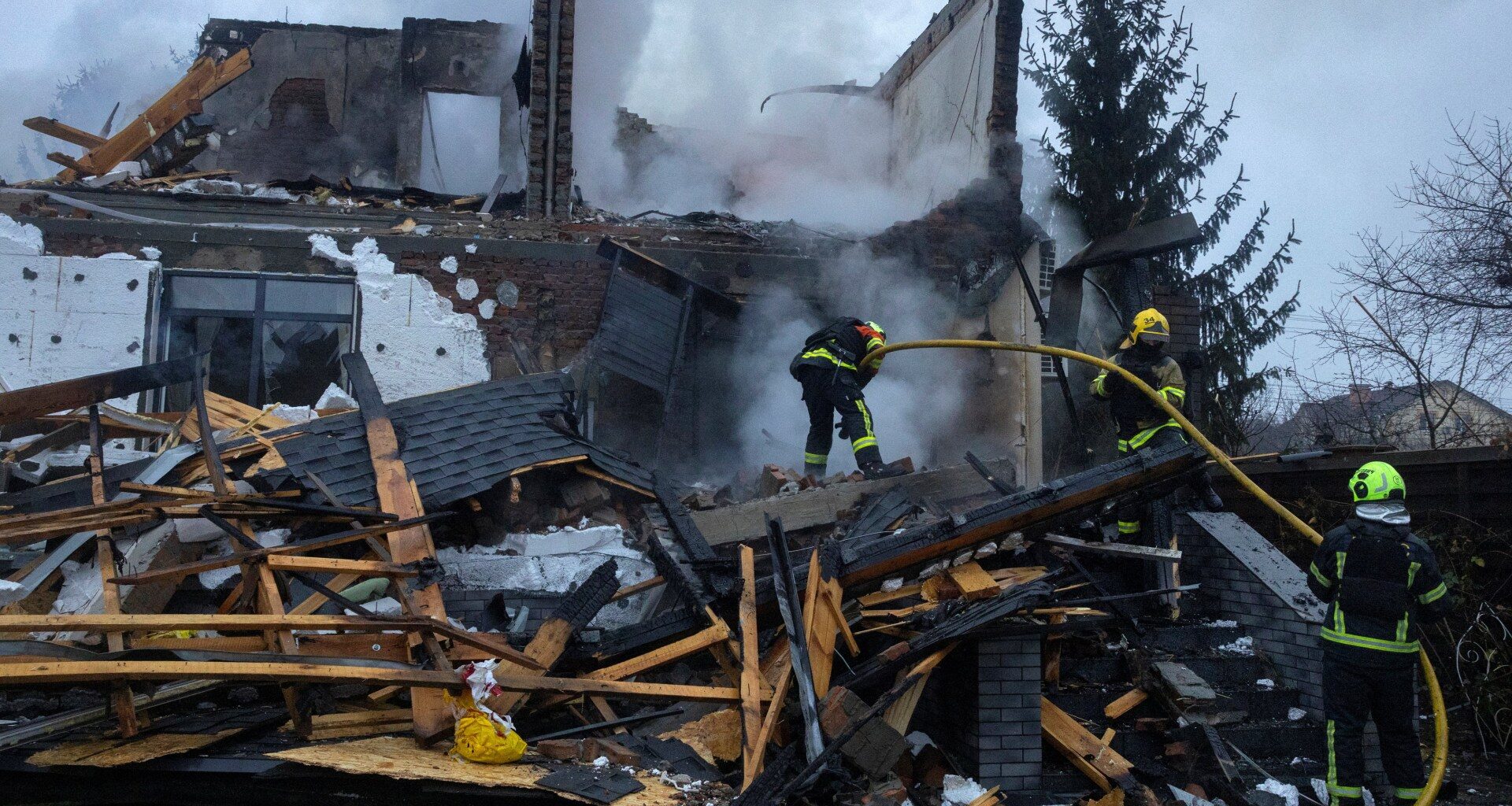 Russian strikes on Kyiv kill three as Ukraine envoys travel to US for talks | Russia-Ukraine war News