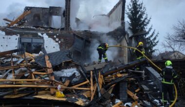 Russian strikes on Kyiv kill three as Ukraine envoys travel to US for talks | Russia-Ukraine war News