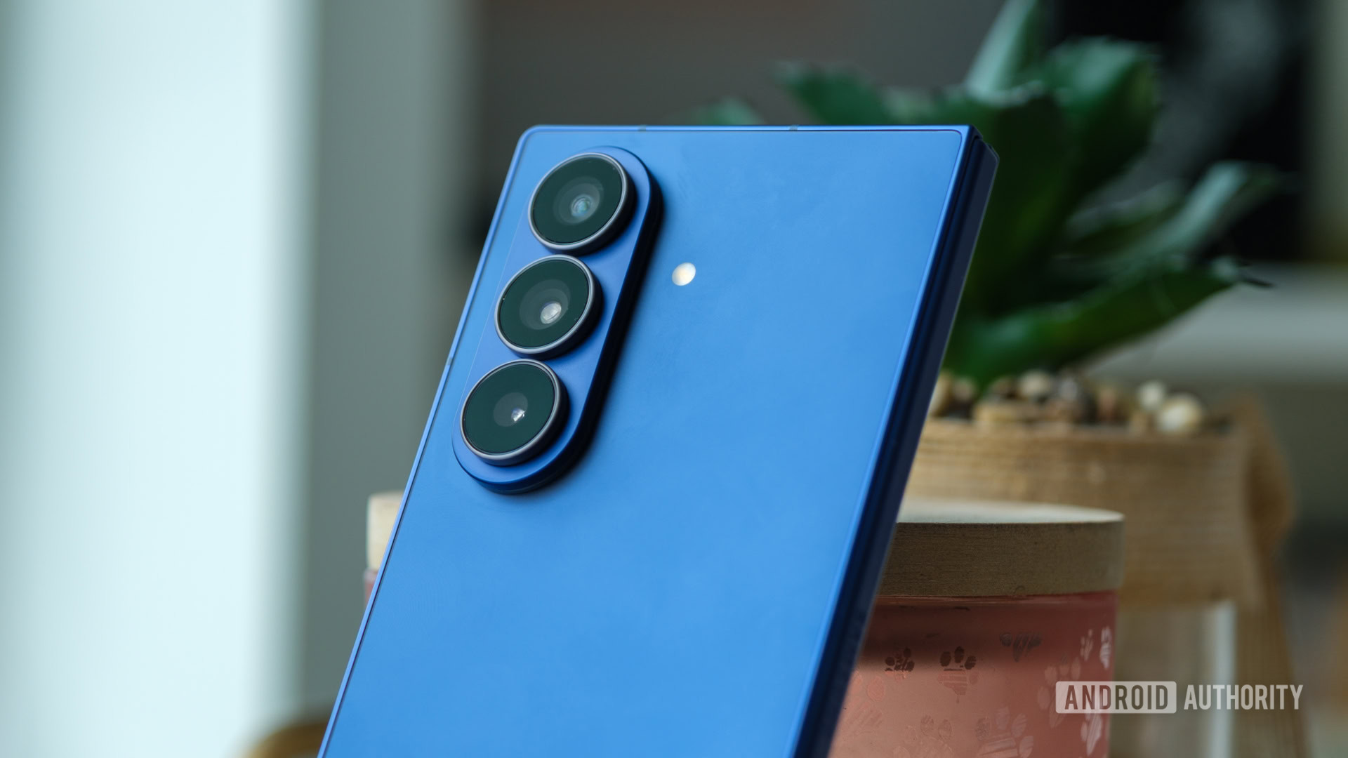 samsung galaxy z fold 7 cameras close up samsung galaxy z fold 7 cameras close up