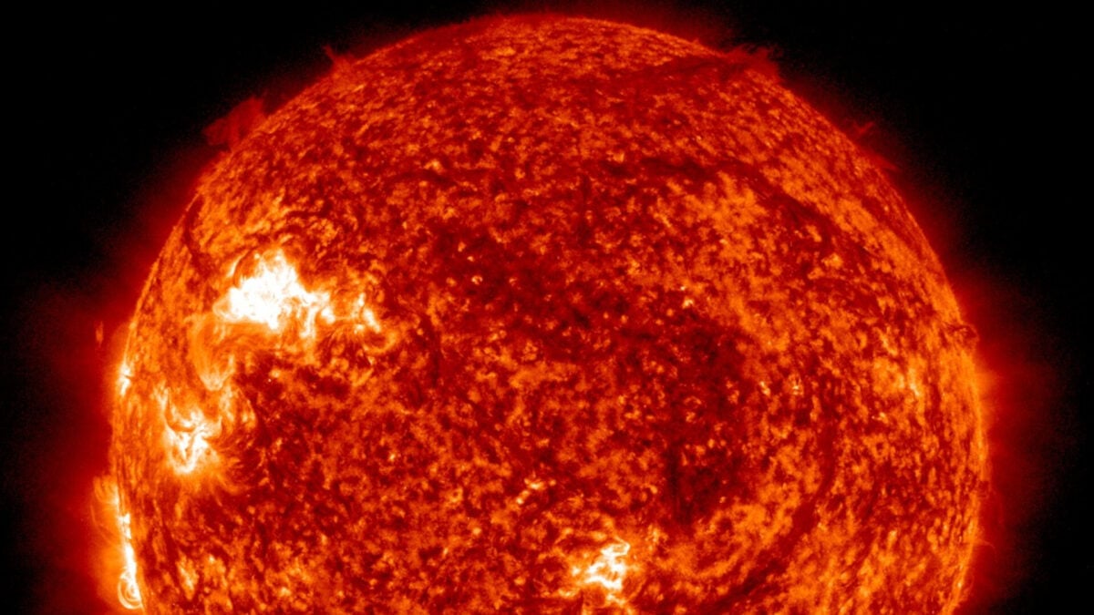 Astronomers Are Tracking a Giant Sunspot Cluster That's Already Causing Problems