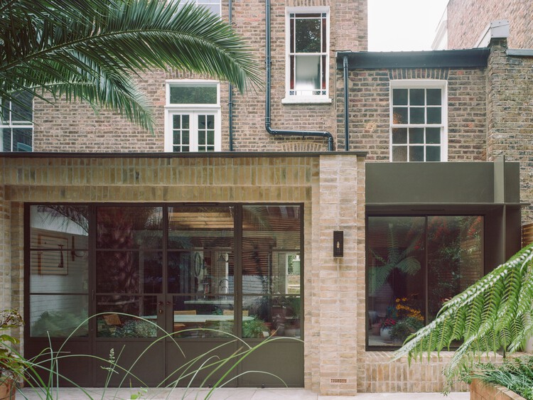Threshold House  / Studio McW - Exterior Photography, Door, Brick, Concrete, Courtyard, Patio
