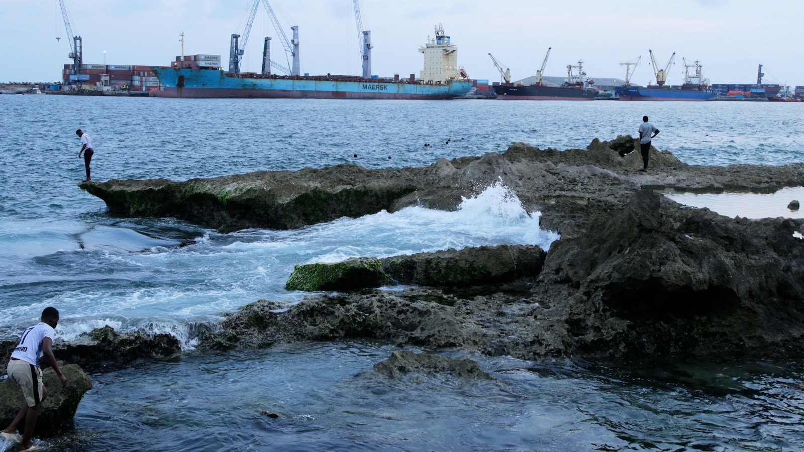 European Union vessel reaches ship raided by pirates off Somalia