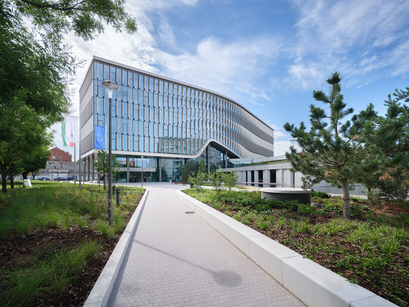 glass curtain wall envelops richter gedeon’s headquarters by ZDA in budapest