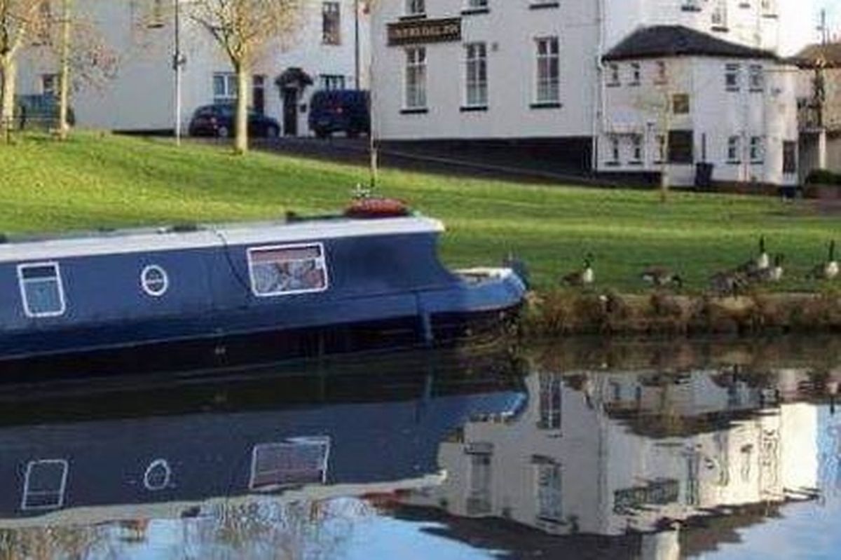 Boats can be moored on the Leeds to Liverpool Canal near the Crooke Hall Inn.