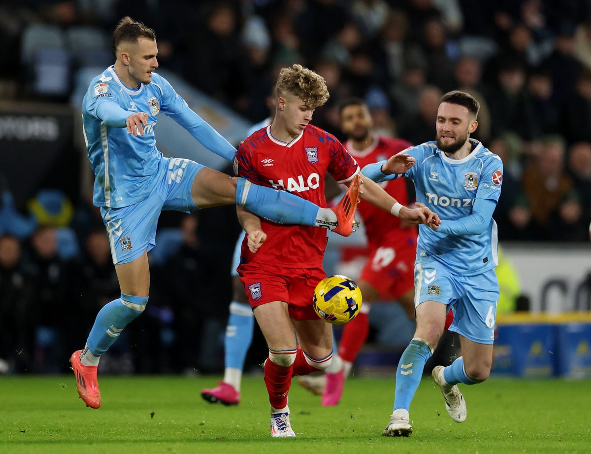 Sindre Walle Egeli of Ipswich Town runs with the ball whilst under pressure from Miguel Brau and Matt Grimes of Coventry City