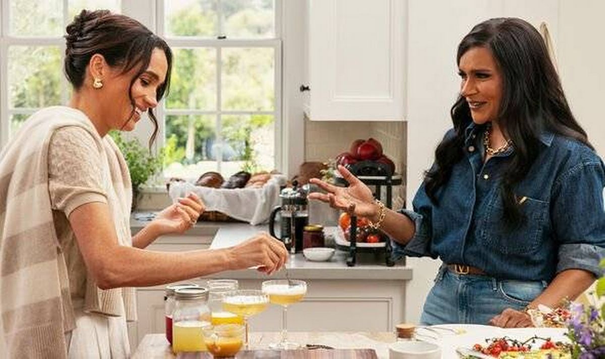 meghan markle with mindy kaling