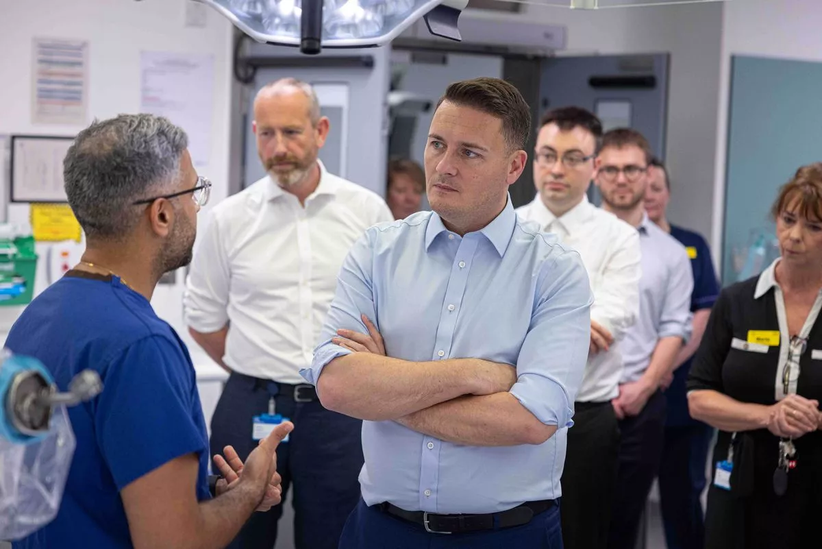 Wes Streeting on a hospital visit