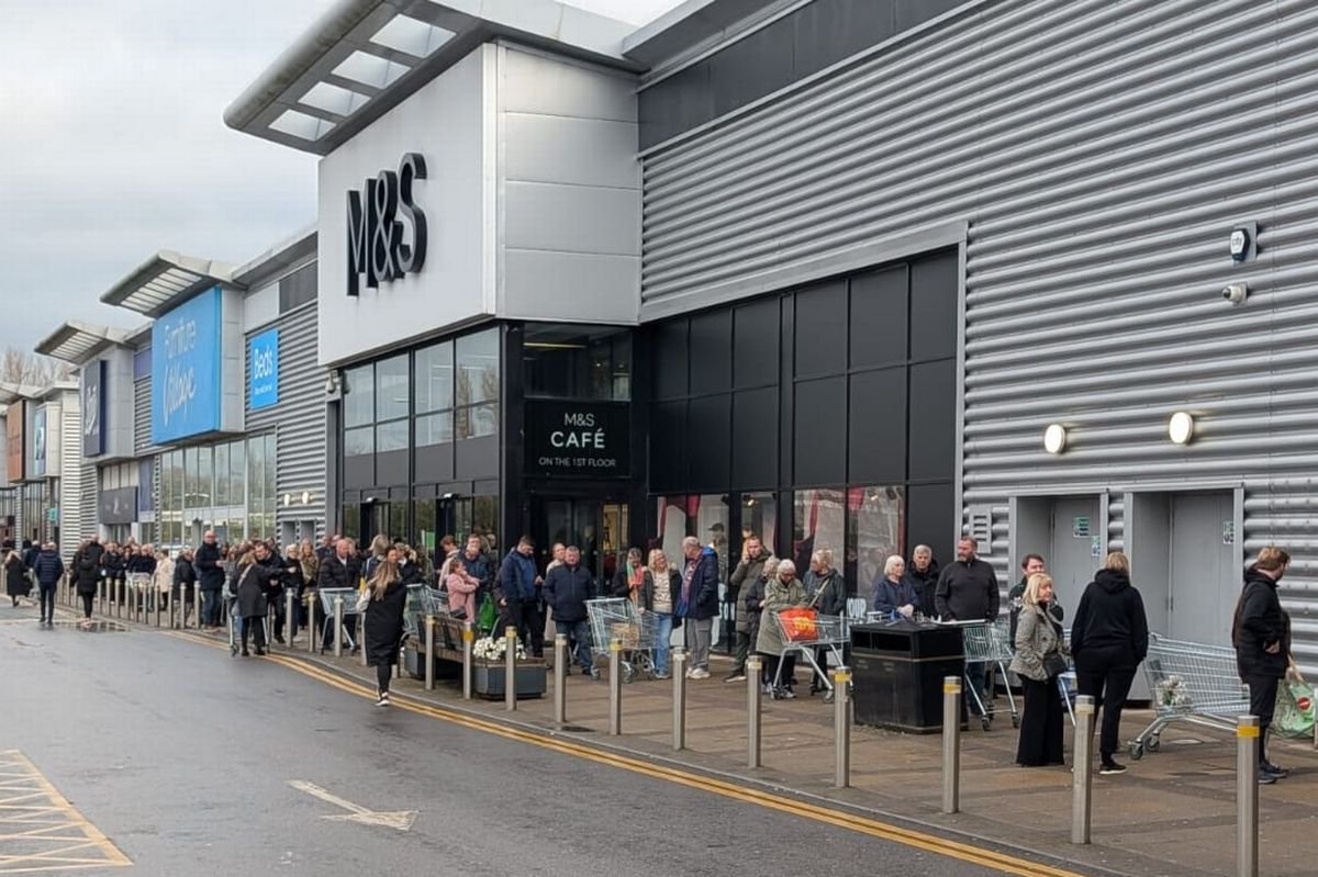 Queues before opening time at Aintree Shopping Park on the last Sunday before Christmas 2025