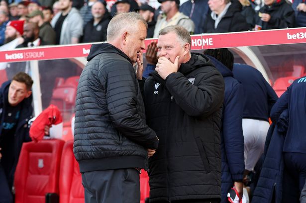 Sheffield United head coach Chris Wilder (L) and Stoke City manager Mark Robins (R)