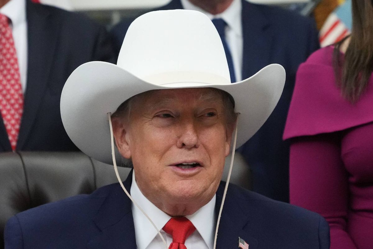 f the 1980 U.S. Men's Olympic Hockey team, during a bill signing ceremony Friday, Dec. 12, 2025, in the Oval Office of the White House, in Washington. (AP Photo/Jacquelyn Martin)