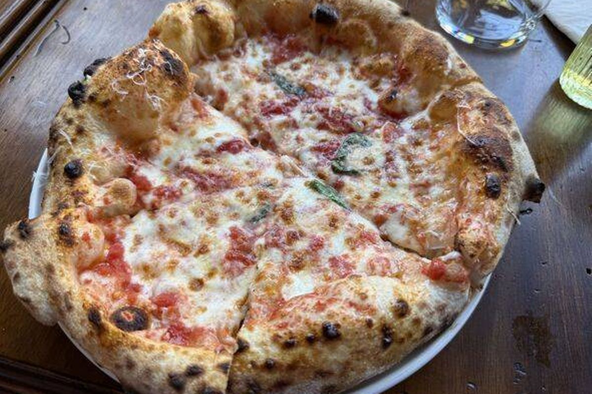 neapolitan homemade pizza margarita