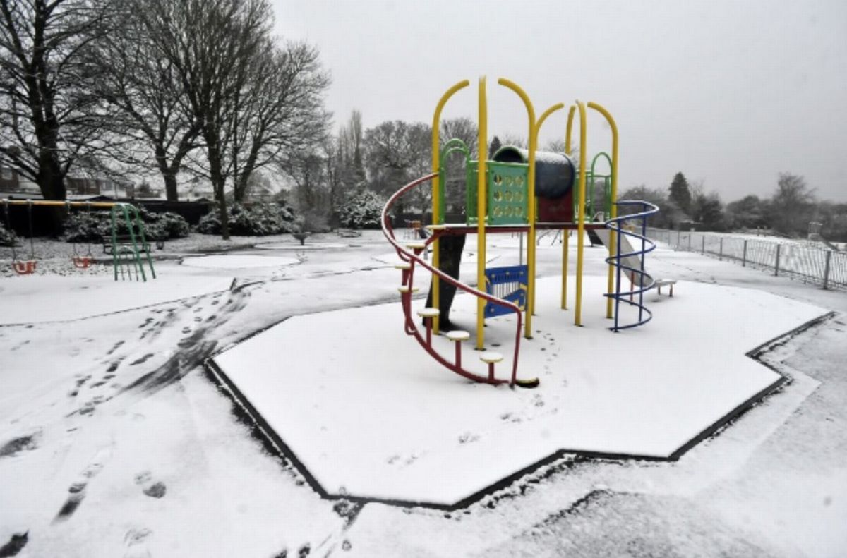 UK faces 372-mile snow bomb but only 'half' of England will be hit