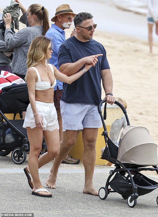 The couple appeared hands-on and happy as they juggled parenting duties, chatting and laughing while embracing the laid-back Aussie beach lifestyle