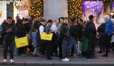 London stocks flat as data shows spending dip on lacklustre Black Friday