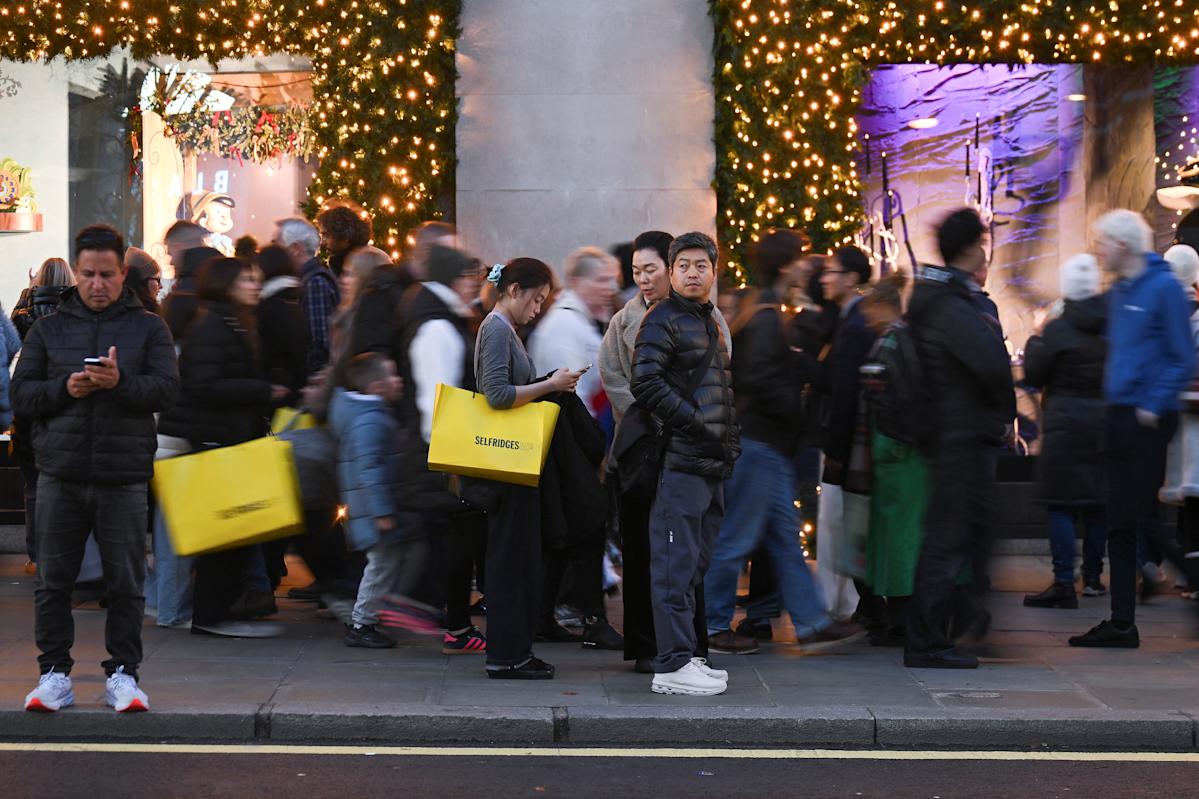 London stocks flat as data shows spending dip on lacklustre Black Friday