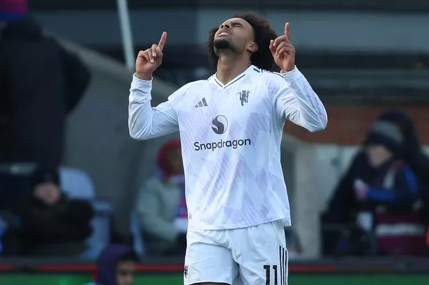 Joshua Zirkzee celebrates his goal.