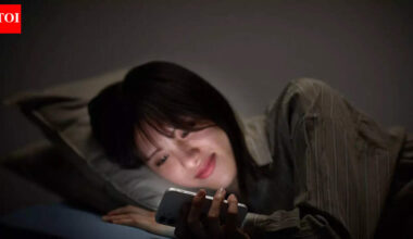 Why scrolling your phone first thing in the morning could increase anxiety and stress: AIIMS neurologist explains |