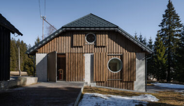 Borová Lada Cottage / Studio Plyš