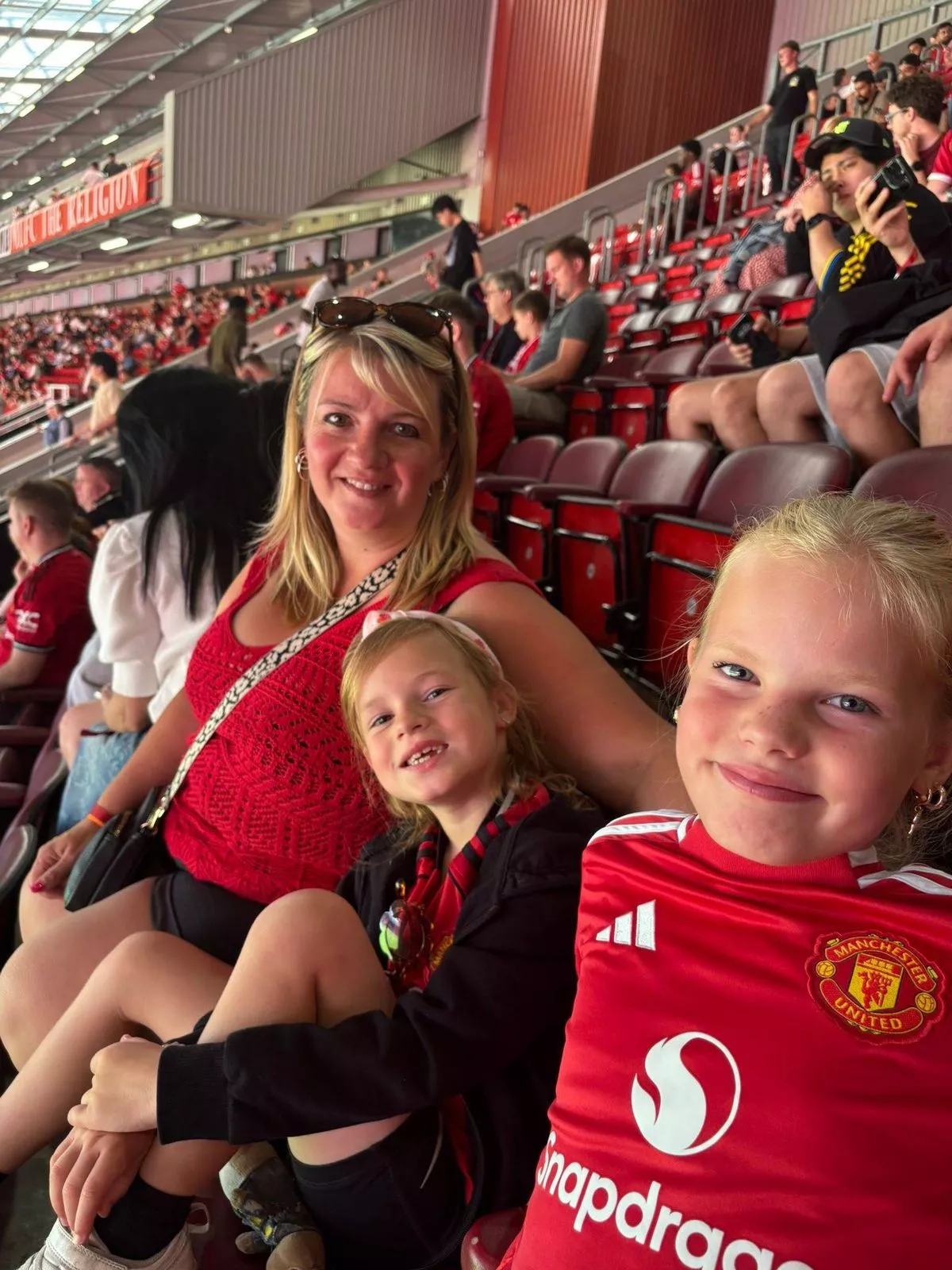 Kelly with her daughters