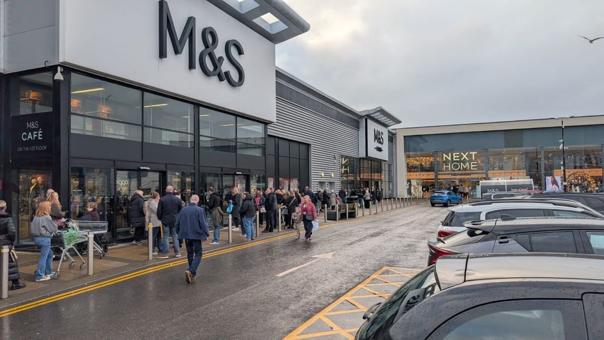 Queues before opening time at Aintree Shopping Park on the last Sunday before Christmas 2025