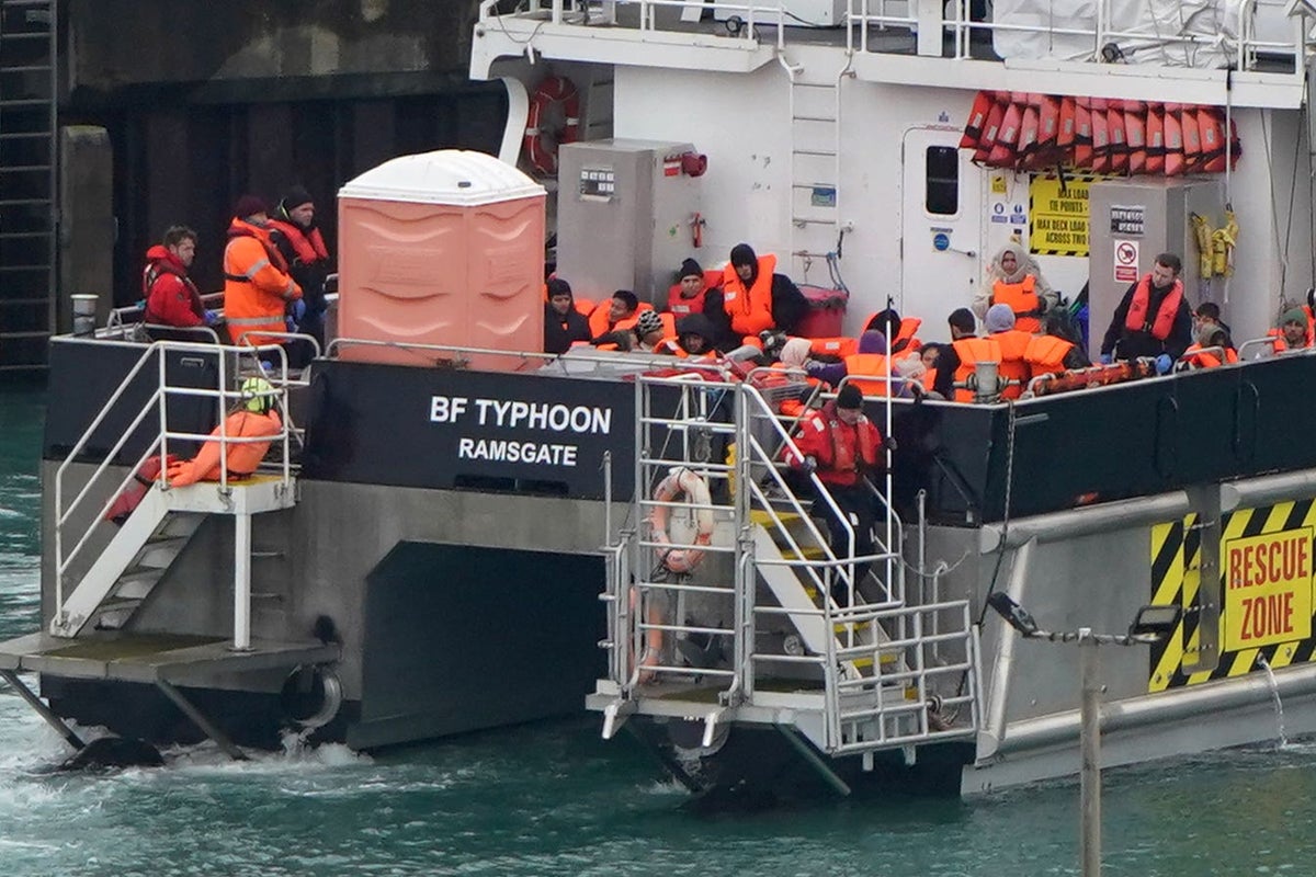 More than 800 people cross Channel in record for December