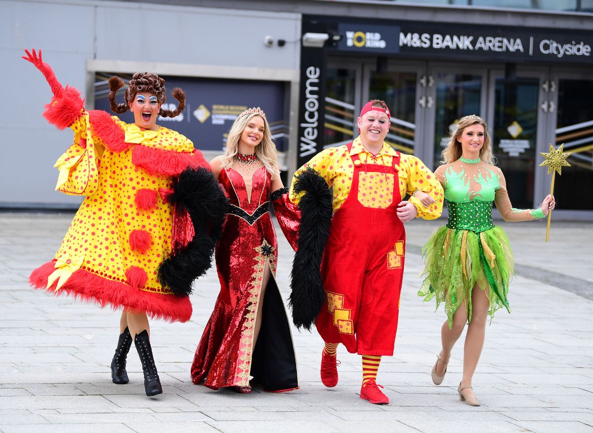 Snow White at the M&S Bank Arena with Helen Flanagan(Wicked Queen)centre,and ltr Andy Brennan(Dame Dolly),Bippo the Clown(Muddles),and Rebecca Lake(Fairy).