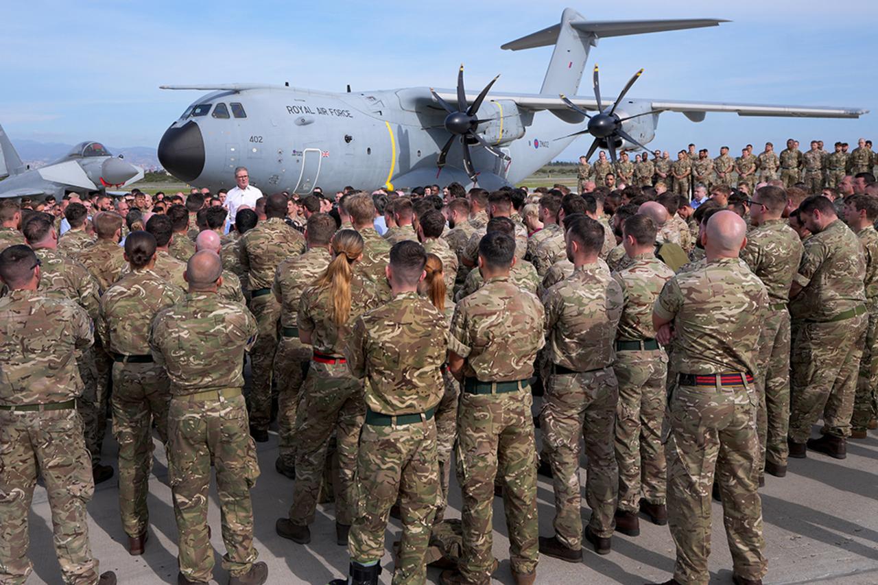 Britains Prime Minister Keir Starmer speaks to soldiers at the RAF base in Akrotiri on the southern coast of Cyprus on Dec. 10, 2024. (AFP Photo)