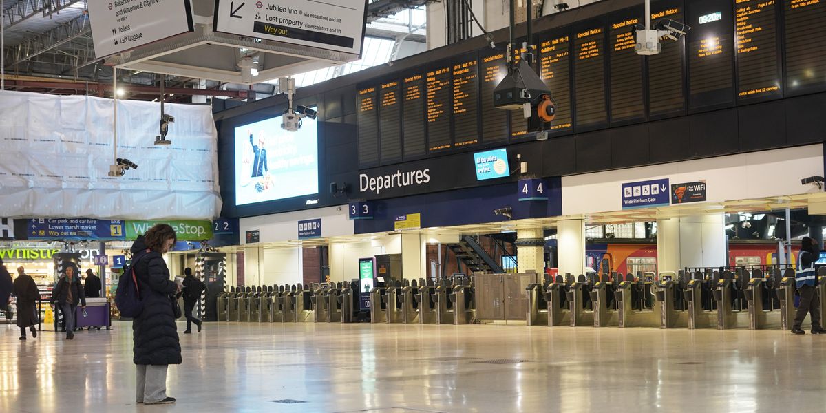 Travel chaos hits major London train station after 'security alert' sparks closure