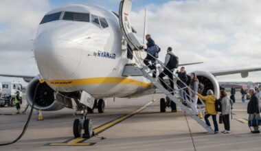 Police swoop on Scots Ryanair flight after 'items taken from trolley'