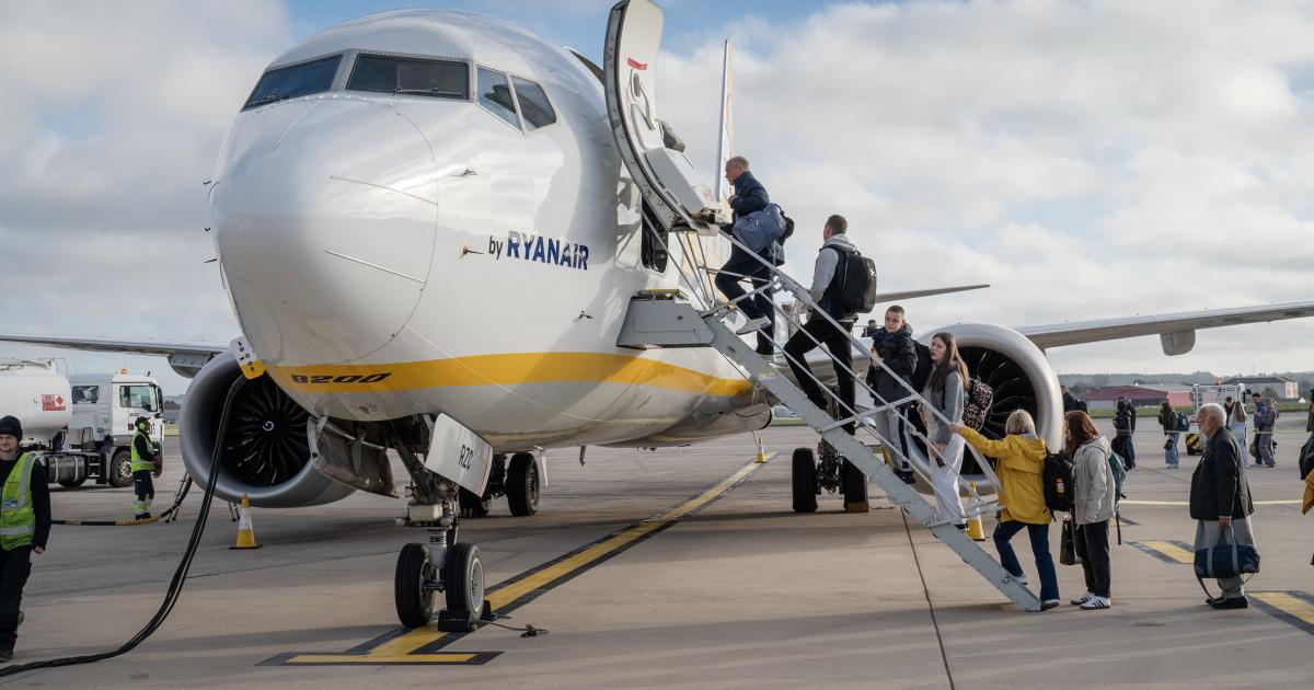 Police swoop on Scots Ryanair flight after 'items taken from trolley'